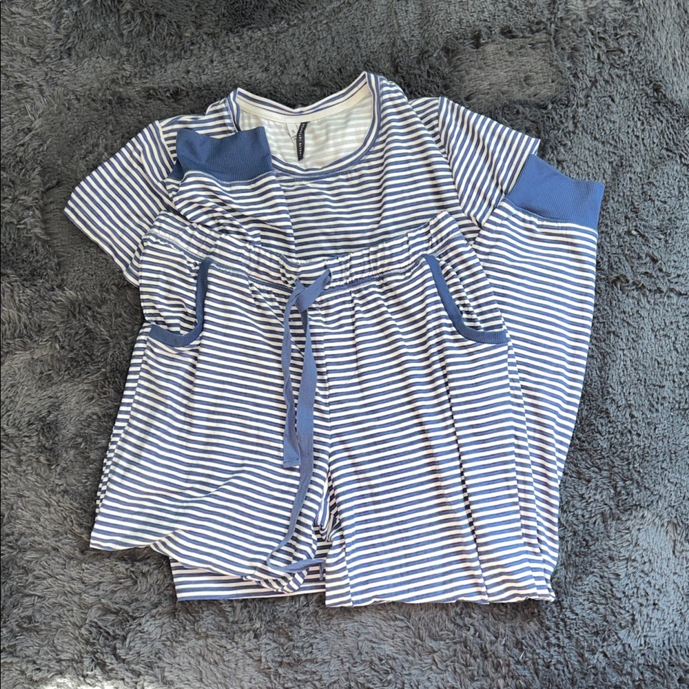 Jaclyn Intimates PJ Set size S 2 piece Short Sleeve Top Jogger Pant blue/white
